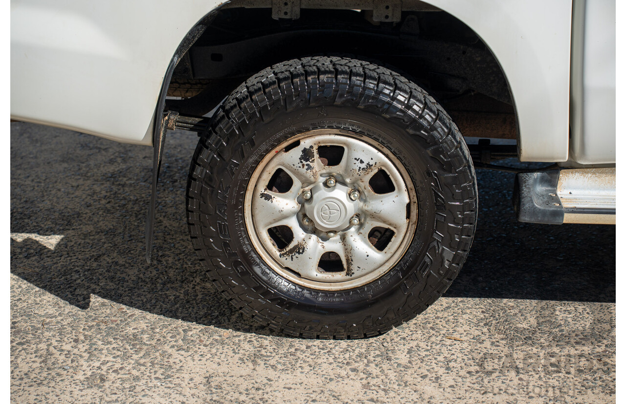 01/2011 Toyota Hilux SR (4x4) KUN26R 09 Upgrade Dual Cab P/Up Glacier White Turbo Diesel 3.0L