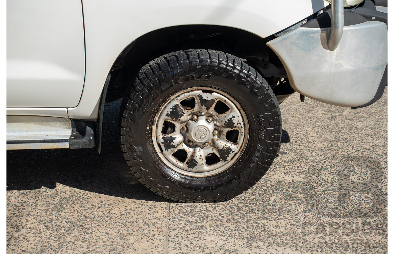 01/2011 Toyota Hilux SR (4x4) KUN26R 09 Upgrade Dual Cab P/Up Glacier White Turbo Diesel 3.0L