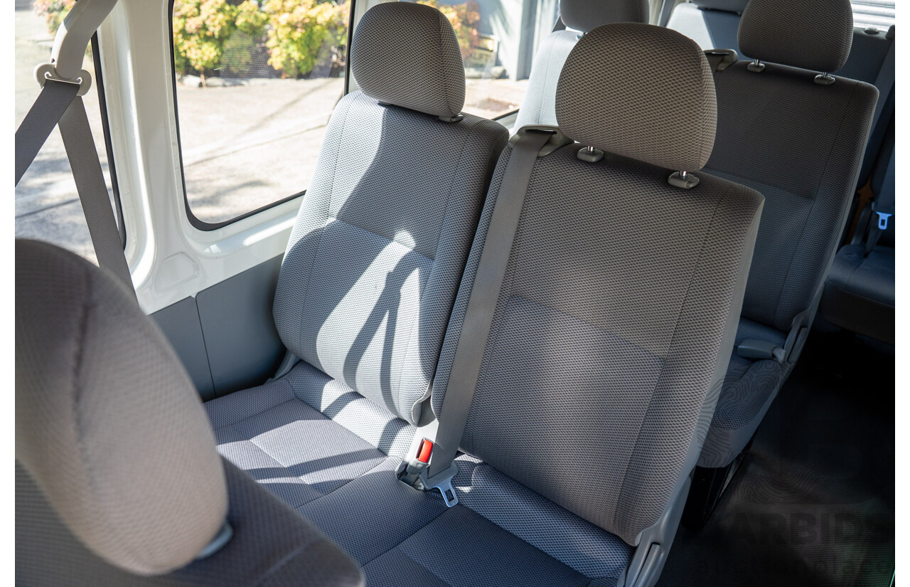 4/2005 Toyota Hiace Commuter KDH222R Bus White 2.5L