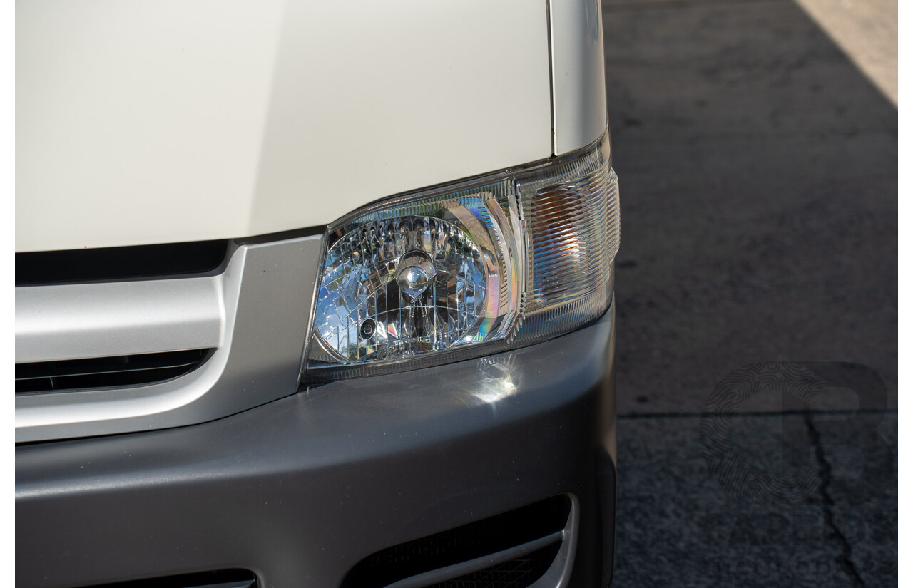4/2005 Toyota Hiace Commuter KDH222R Bus White 2.5L