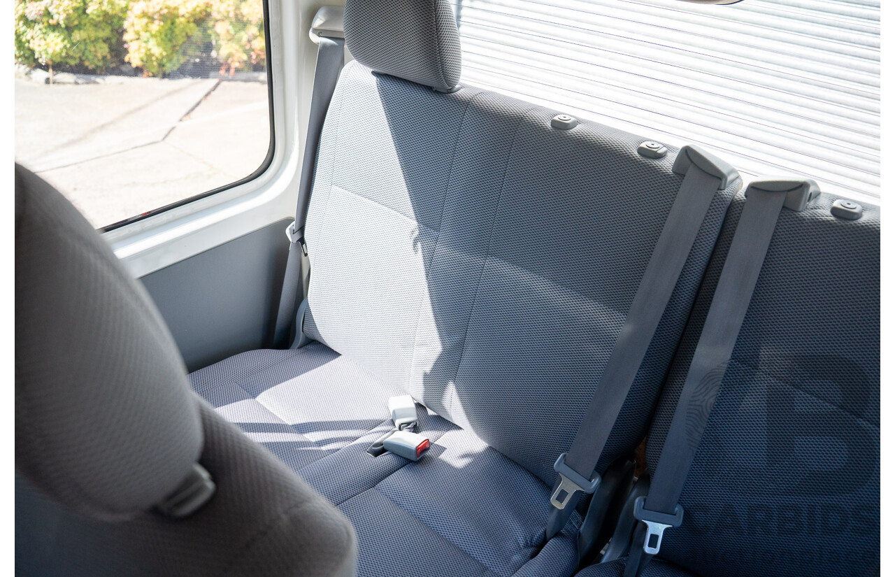 4/2005 Toyota Hiace Commuter KDH222R Bus White 2.5L