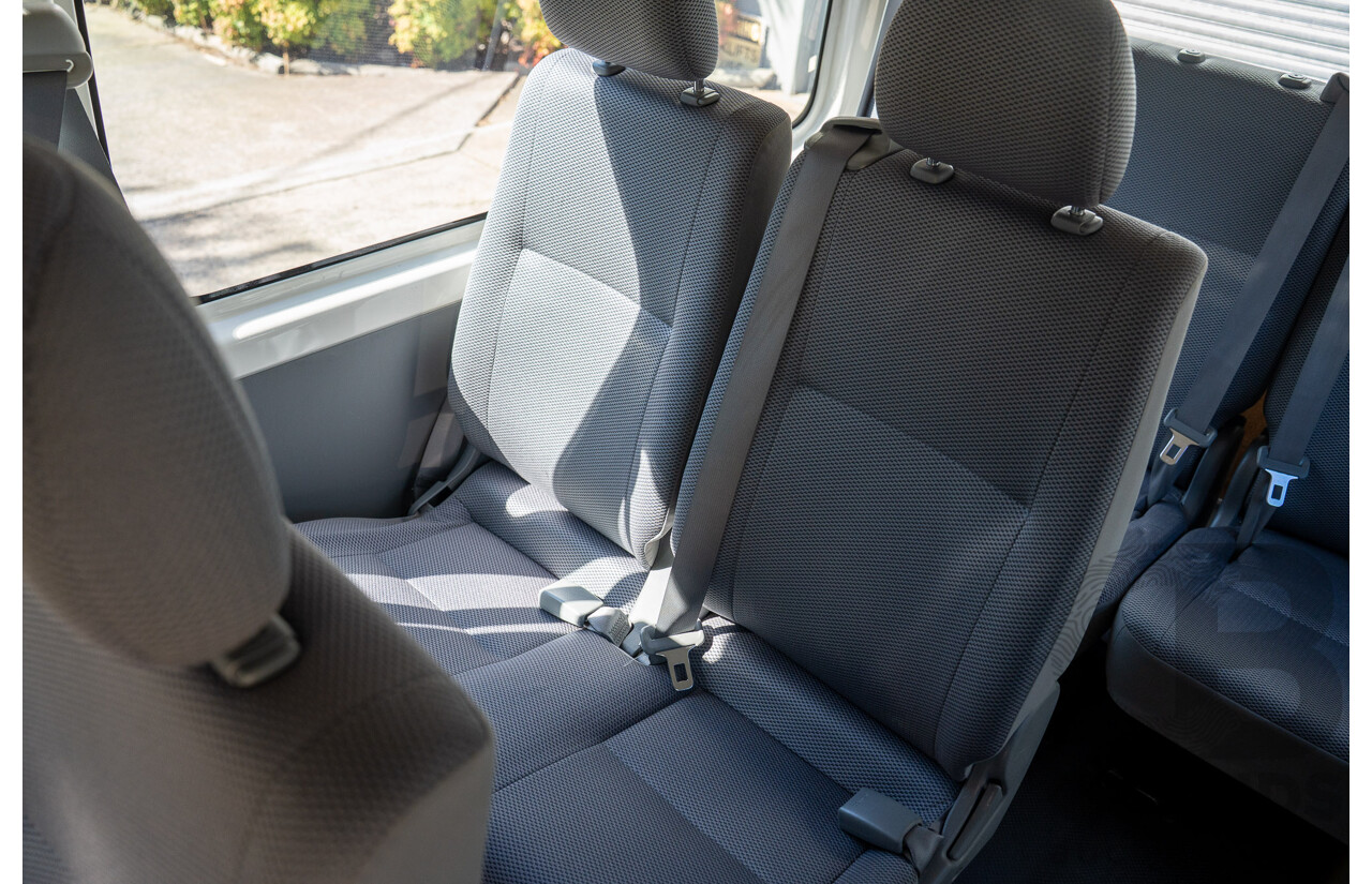 4/2005 Toyota Hiace Commuter KDH222R Bus White 2.5L