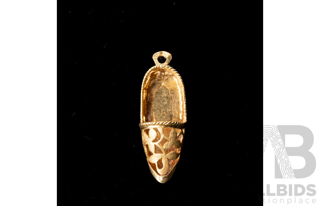 18ct Vintage Pierced Patterned Slipper Charm, 20mm, 1.95 Grams