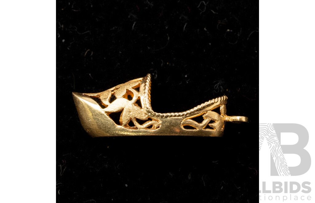 18ct Vintage Pierced Patterned Slipper Charm, 20mm, 1.95 Grams