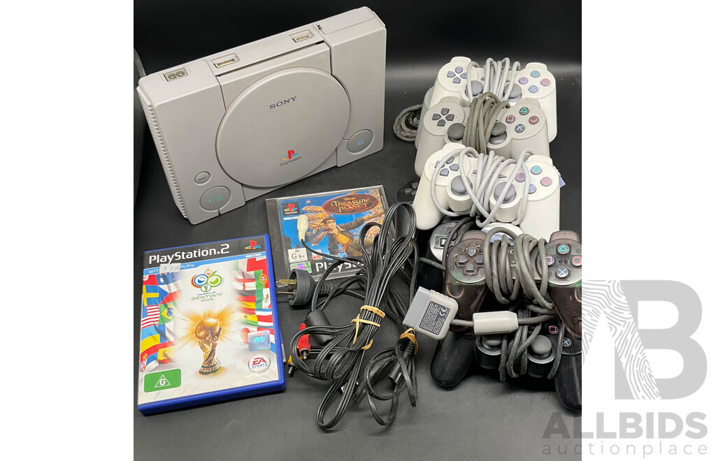 Sony Playstation Classic (SCPH-7002), Games (2x), Controllers (9x) and Cables