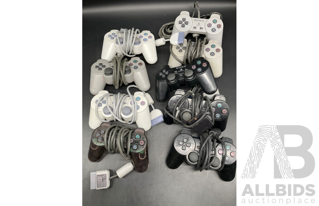 Sony Playstation Classic (SCPH-7002), Games (2x), Controllers (9x) and Cables