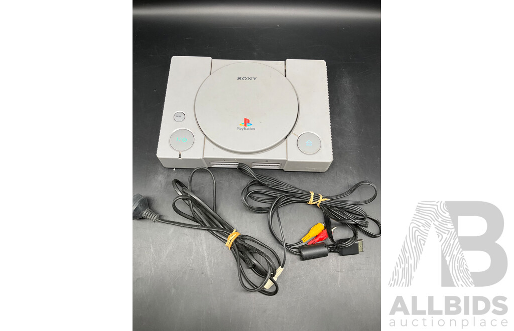 Sony Playstation Classic (SCPH-7002), Games (2x), Controllers (9x) and Cables