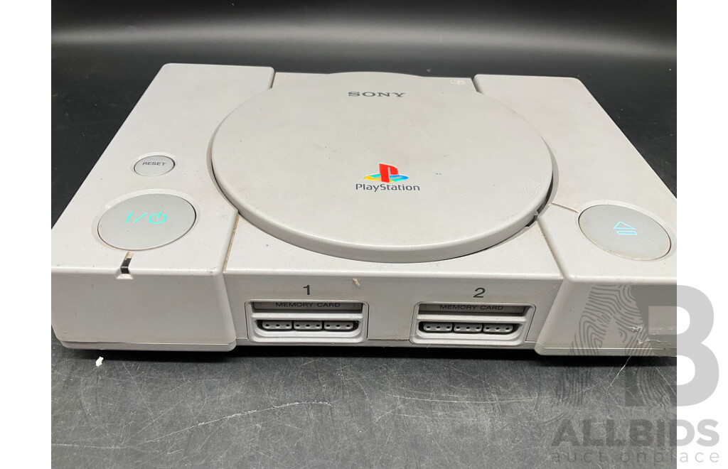 Sony Playstation Classic (SCPH-7002), Games (2x), Controllers (9x) and Cables
