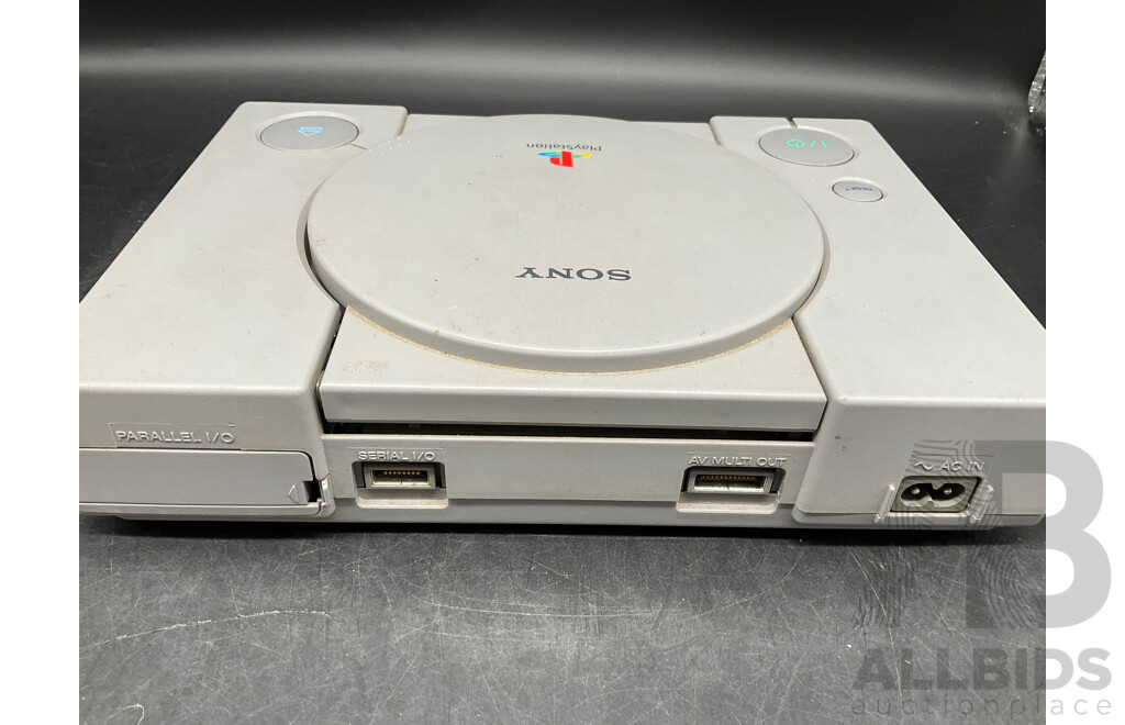 Sony Playstation Classic (SCPH-7002), Games (2x), Controllers (9x) and Cables
