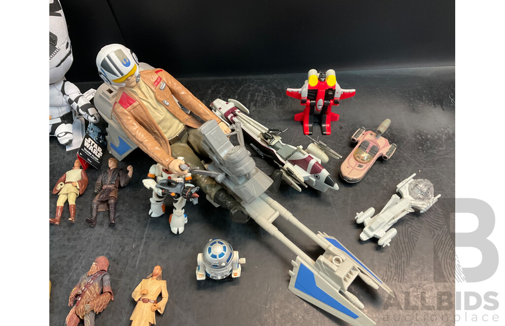 Assorted STAR WARS Action Figures  - Lot of 32