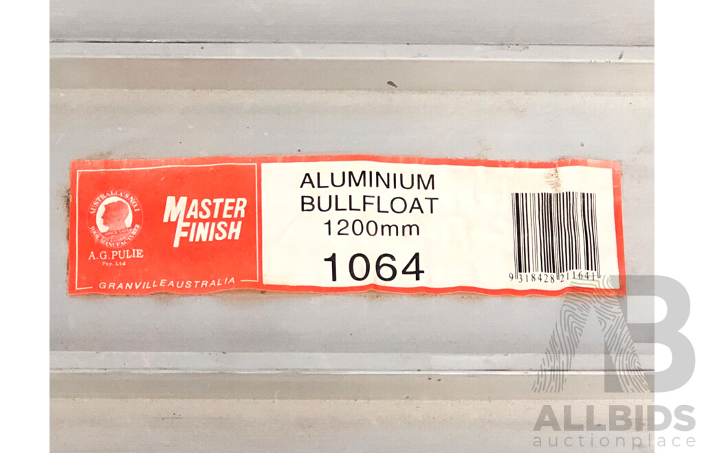 Master Finish 1200mm Aluminium Bullfloat with Mounting Bracket and 2.7m to 5m Telescopic Handle