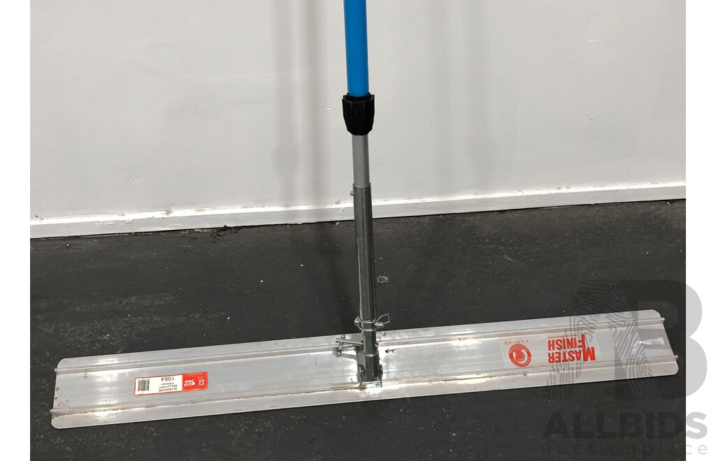 Master Finish 1200mm Aluminium Bullfloat with Mounting Bracket and 2.7m to 5m Telescopic Handle