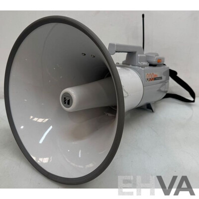 TOA 800MHz Wireless Megaphone in Mackie Bag