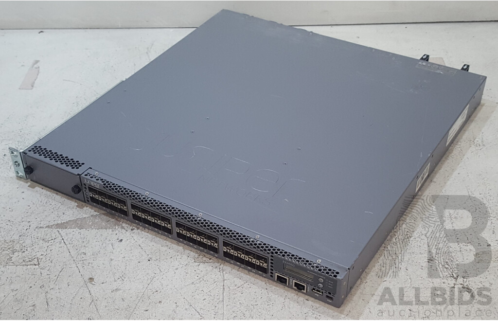 Juniper Networks EX4550 Series 32-Port Gigabit SFP+ Switch