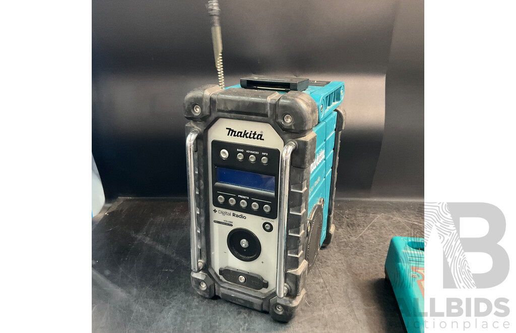 MAKITA DMR105 Digital Radio & DC1804 T Charger &2.8AH Batteries X4 - Lot of 6