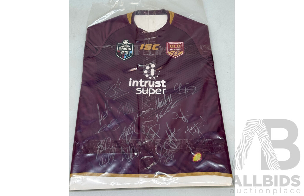 Cameron Smith Signed Framed Queensland Maroons Jersey with Queensland Squad Signed Jersey