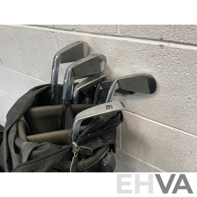 Callaway Golf Bag with 7 Dunlop Golf Clubs