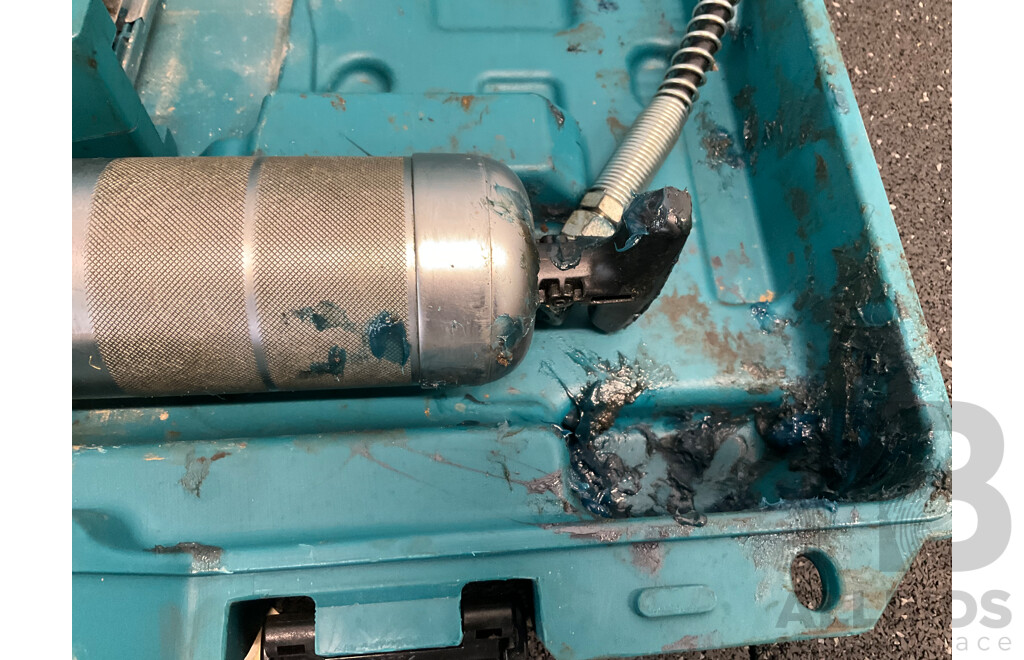 MAKITA (DGP180) 18V Cordless Grease Gun - Skin Only