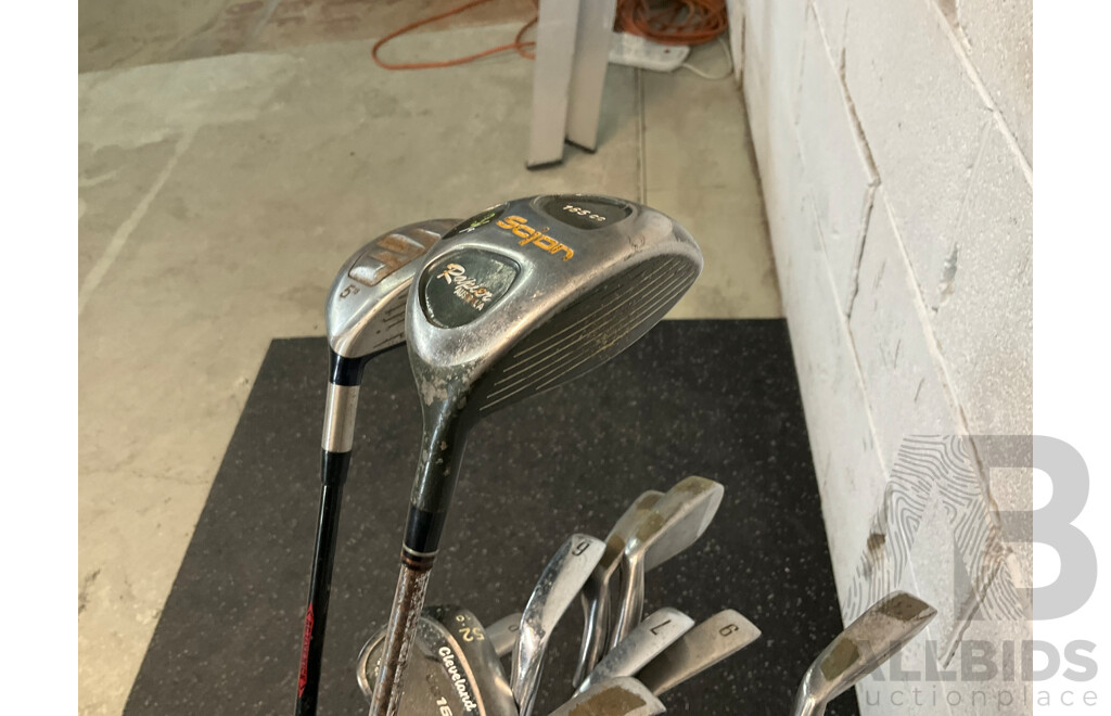 Cleveland Golf Bag with 14 Golf Clubs & Golf Ball Set