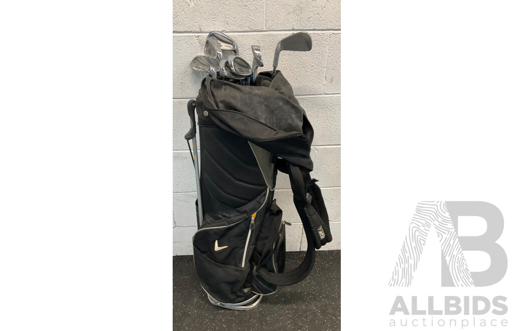 Callaway Golf Bag with 7 Dunlop Golf Clubs