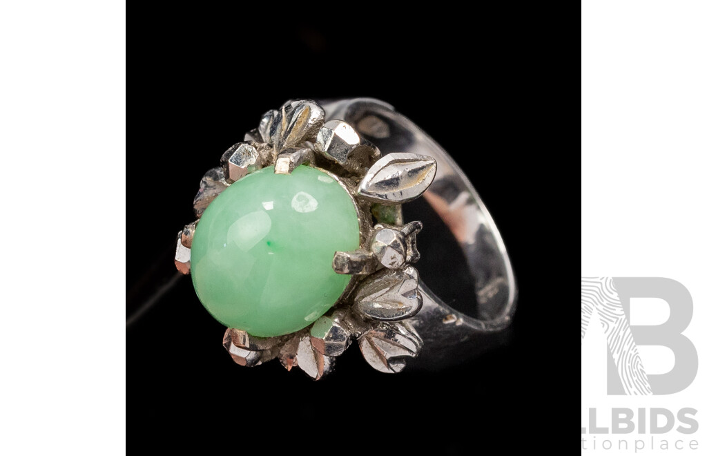 14ct Vintage White Gold Jade Cabochon Ring, Size I, 5.63 Grams