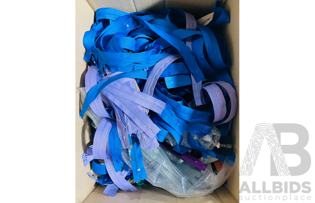 Very Large Collection of Zippers of Several Lengths and Colours
