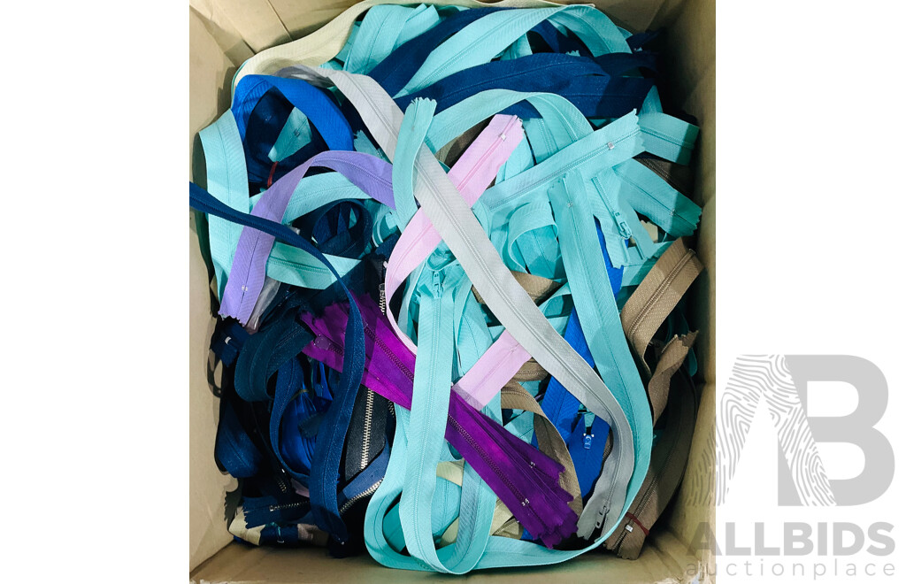 Very Large Collection of Zippers of Several Lengths and Colours