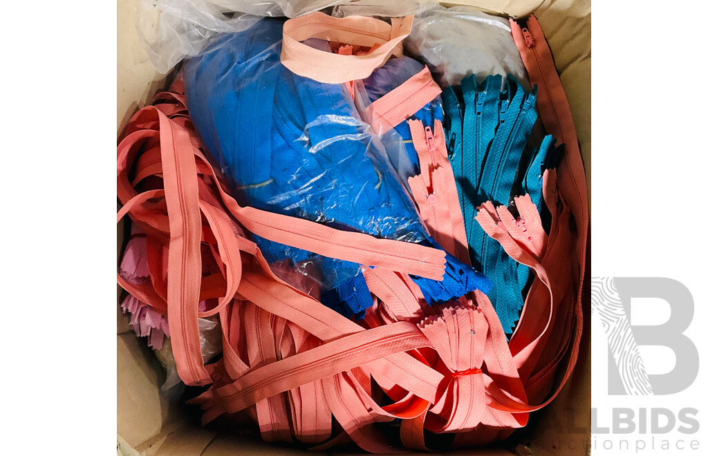 Very Large Collection of Zippers of Several Lengths and Colours