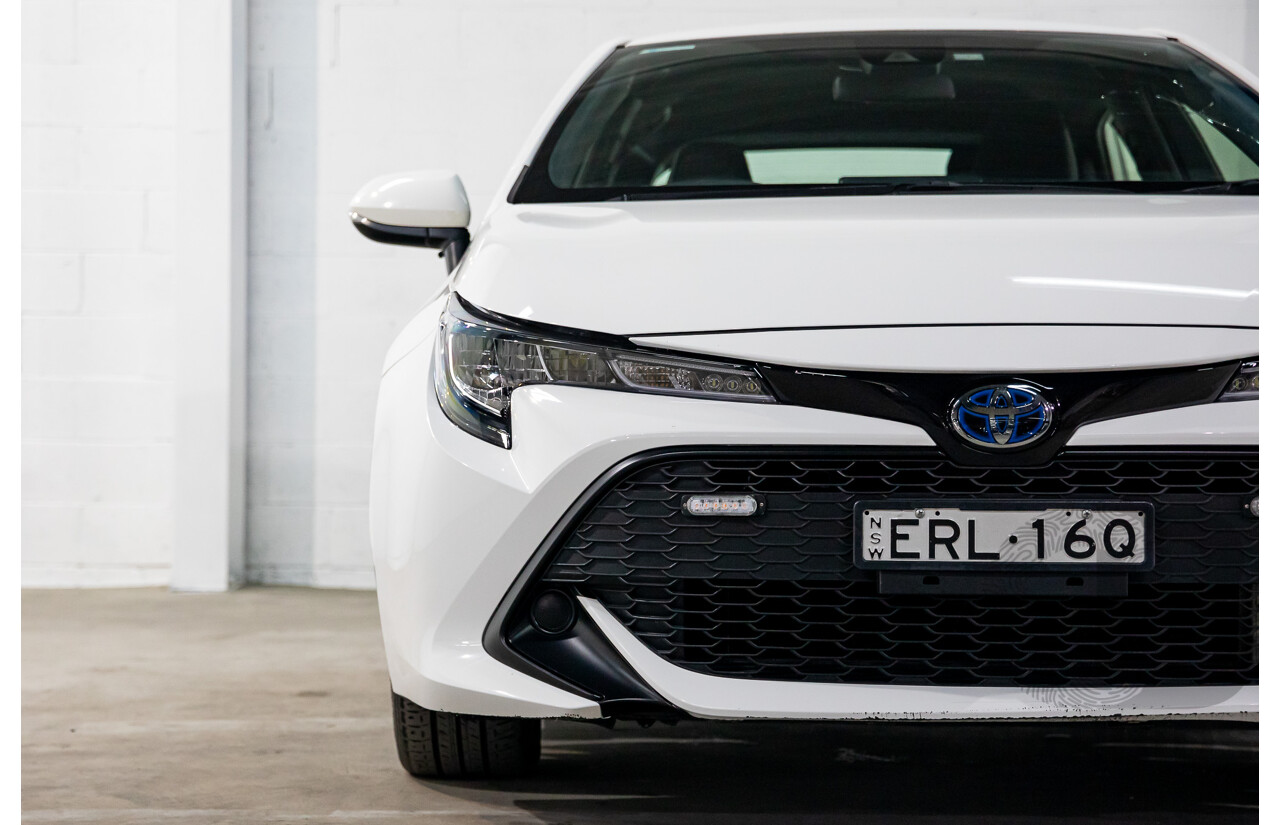 09/2020 Toyota Corolla Ascent Sport Hybrid (FWD) ZWE211R 5d Hatchback Glacier White 1.8L - Hybrid