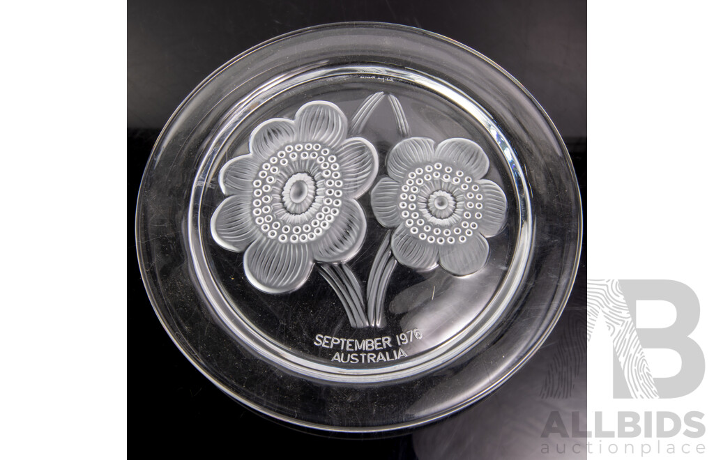 Limited Edition French Lalique Crystal Lalique Exhibition Commemorative Plate Designed by Marc Lalique,  September 1976 Australia, Signed Verso with Ceritificate of Authenticity