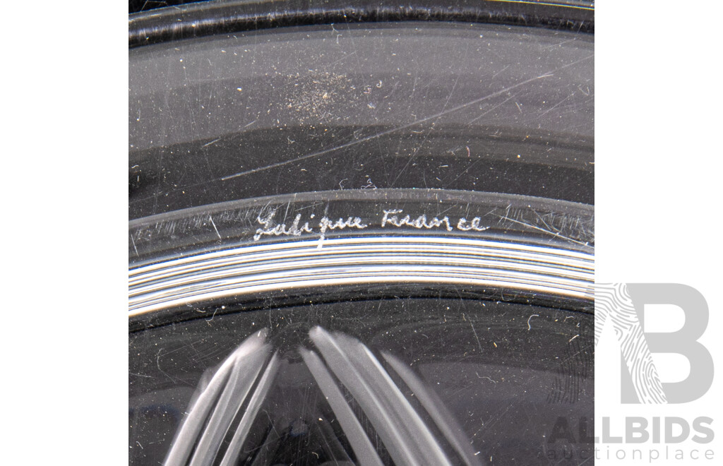 Limited Edition French Lalique Crystal Lalique Exhibition Commemorative Plate Designed by Marc Lalique,  September 1976 Australia, Signed Verso with Ceritificate of Authenticity