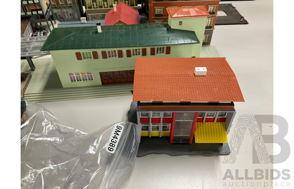 Collection of Vintage HO Scale Buildings, Cars and People