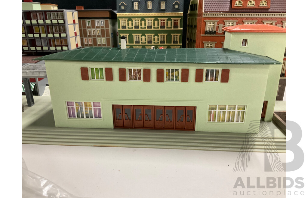 Collection of Vintage HO Scale Buildings, Cars and People