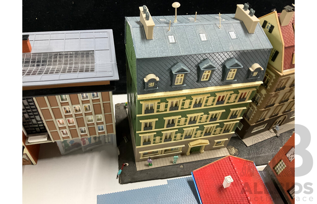 Collection of Vintage HO Scale Buildings, Cars and People