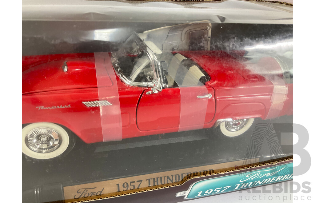 Boxed Road Signiture Diecast 1957 Ford Thunderbird, 1:18 Scale