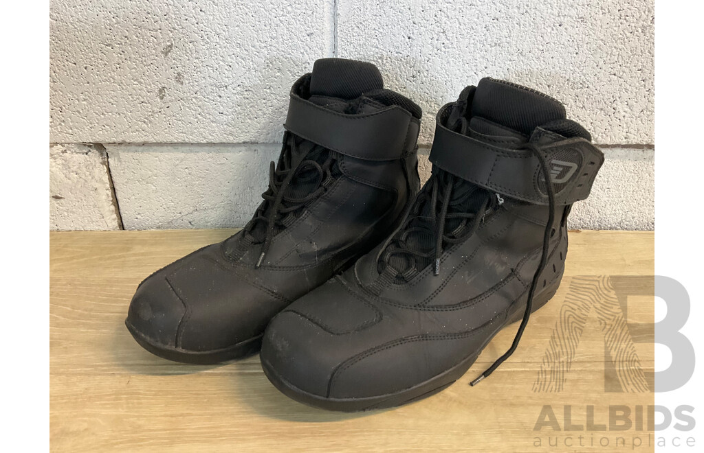 DRIRIDER  Motorcyhcle Boots Size US10, RJAYS Gloves Mens Size L, Motorcross Kidney Belt, RJAYS Waterproof Pans Size XL and Symik Waterproo Pants Size L - Lot of 5