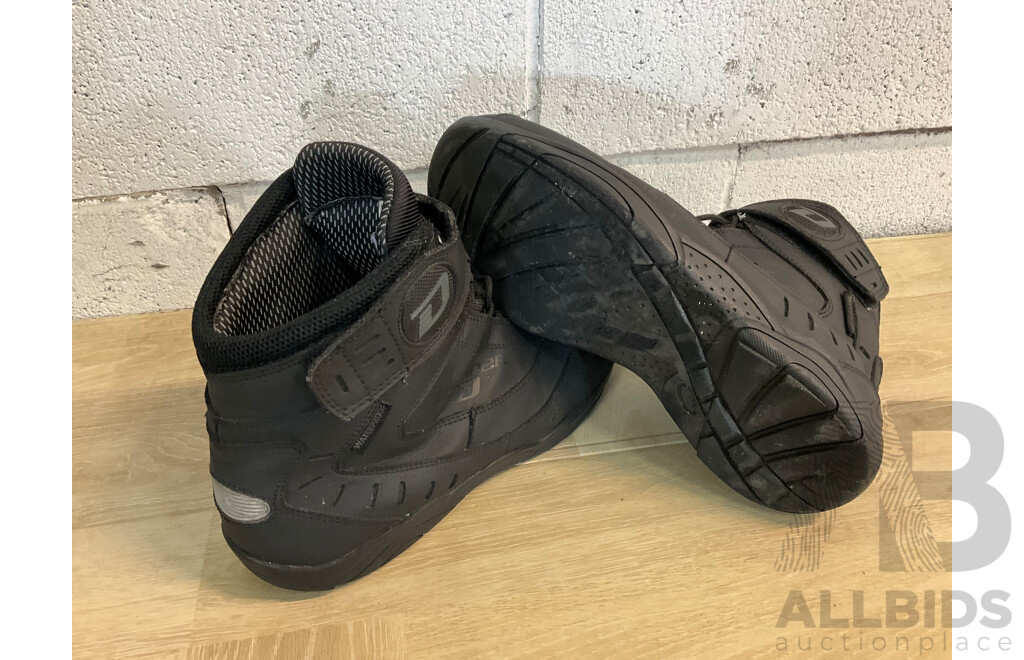 DRIRIDER  Motorcyhcle Boots Size US10, RJAYS Gloves Mens Size L, Motorcross Kidney Belt, RJAYS Waterproof Pans Size XL and Symik Waterproo Pants Size L - Lot of 5