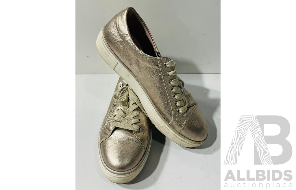 Gorgeous Pair of Gold Midas Brand Feema Platino Gold Leather Sneakers - Size 39 - Excellent Preloved Condition