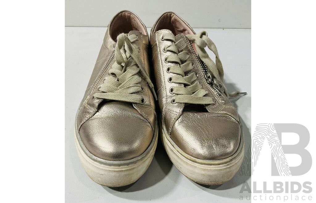 Gorgeous Pair of Gold Midas Brand Feema Platino Gold Leather Sneakers - Size 39 - Excellent Preloved Condition