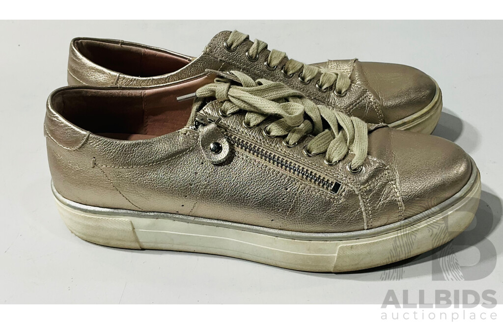Gorgeous Pair of Gold Midas Brand Feema Platino Gold Leather Sneakers - Size 39 - Excellent Preloved Condition
