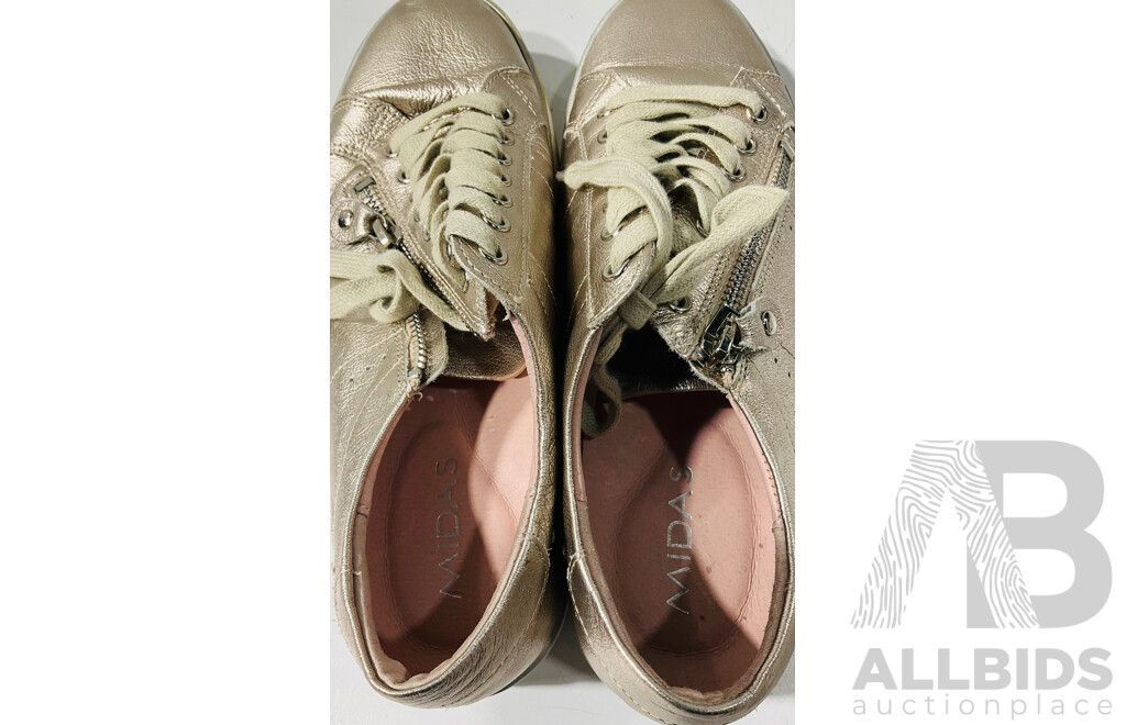 Gorgeous Pair of Gold Midas Brand Feema Platino Gold Leather Sneakers - Size 39 - Excellent Preloved Condition