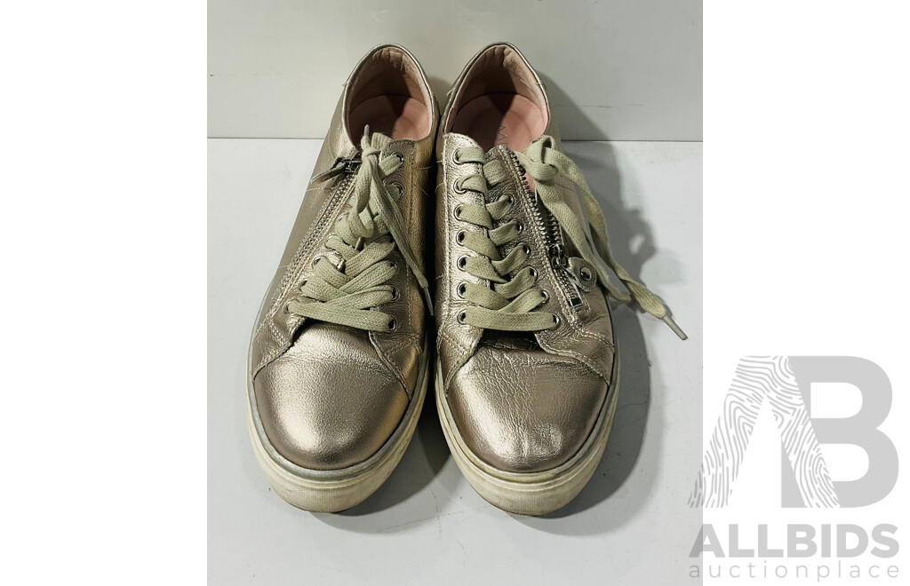 Gorgeous Pair of Gold Midas Brand Feema Platino Gold Leather Sneakers - Size 39 - Excellent Preloved Condition