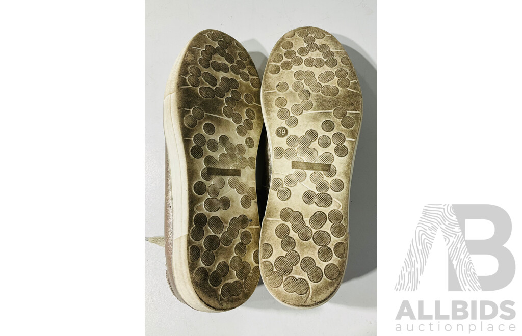 Gorgeous Pair of Gold Midas Brand Feema Platino Gold Leather Sneakers - Size 39 - Excellent Preloved Condition