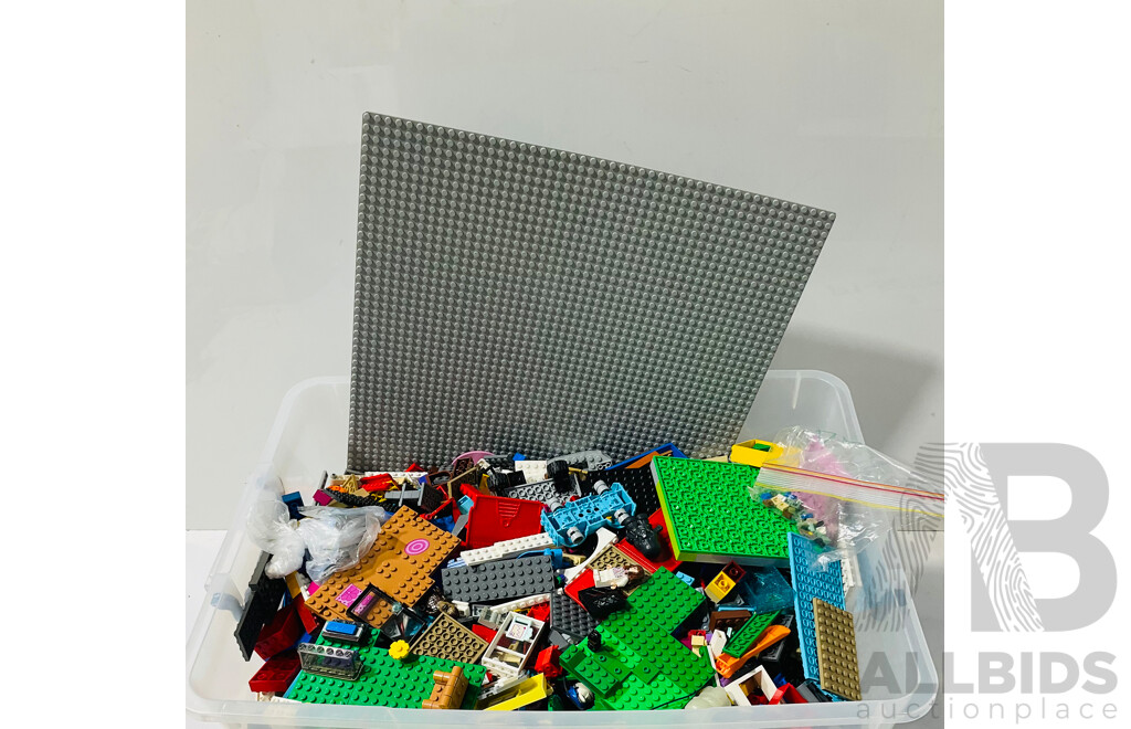 Approx. 11.8 Kg of Loose Lego Including 48x48 Stud Baseplate and Minifigures