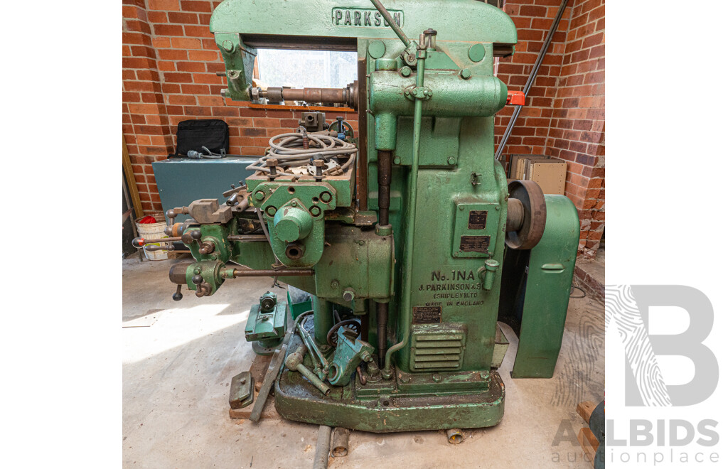 1950 Circa, Parkson 1NA Universal Milling Machine No Motor Included Comes with Accessories