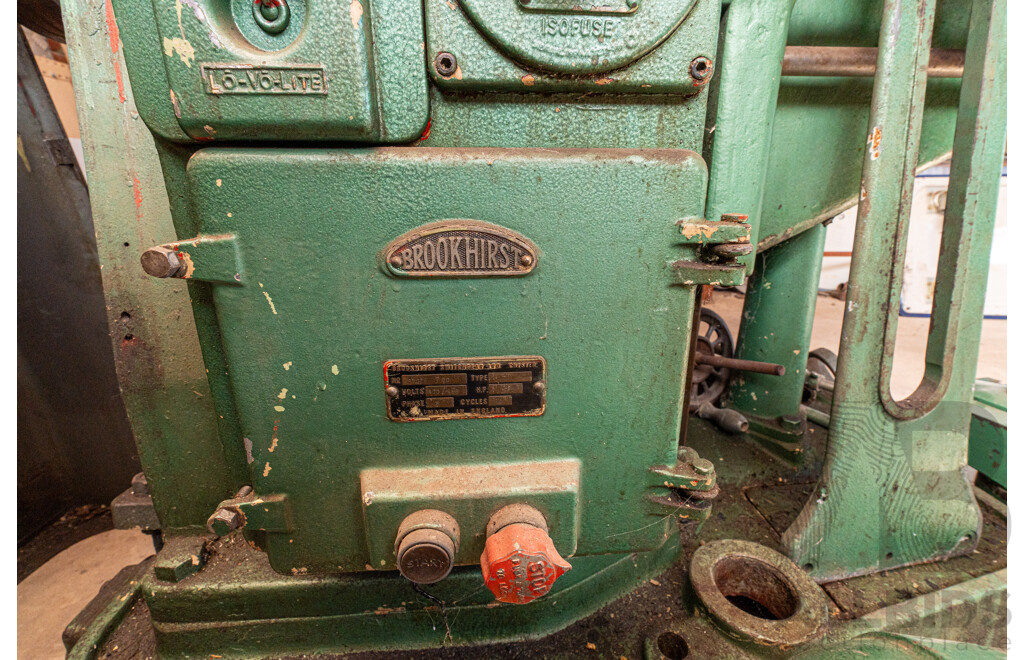 1950 Circa, Parkson 1NA Universal Milling Machine No Motor Included Comes with Accessories