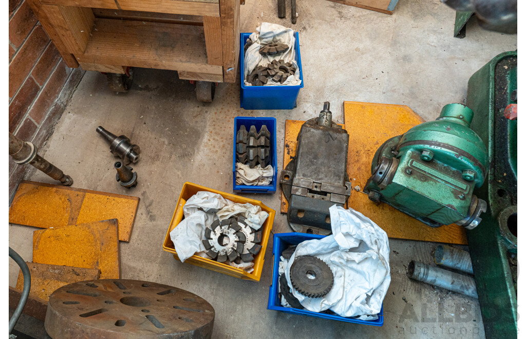 1950 Circa, Parkson 1NA Universal Milling Machine No Motor Included Comes with Accessories
