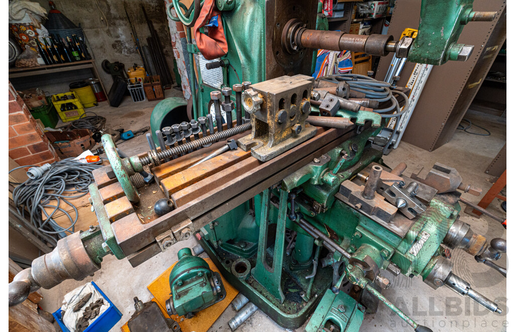 1950 Circa, Parkson 1NA Universal Milling Machine No Motor Included Comes with Accessories