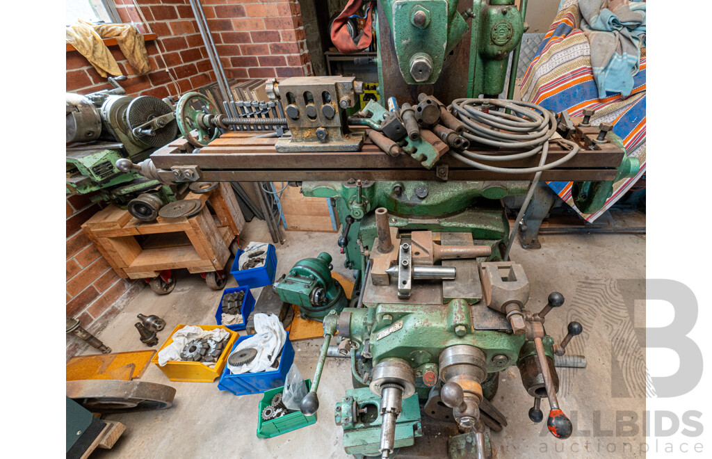 1950 Circa, Parkson 1NA Universal Milling Machine No Motor Included Comes with Accessories
