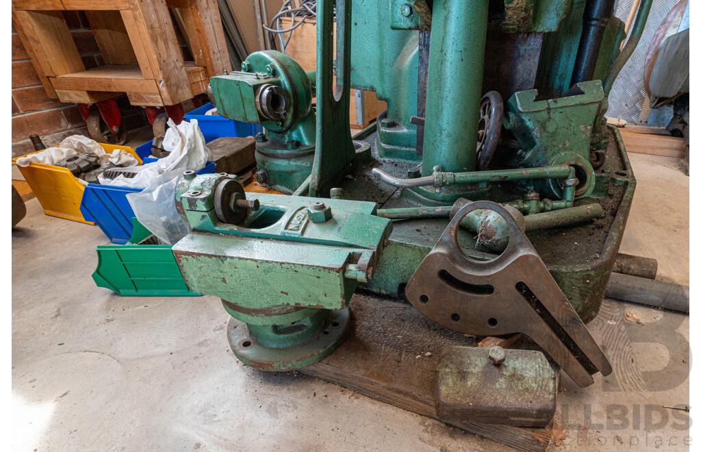 1950 Circa, Parkson 1NA Universal Milling Machine No Motor Included Comes with Accessories